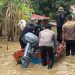 Polsek Beduai Bersama Sat Brimob Kompi Sanggau Evakuasi Warga Patah Tulang di Tengah Banjir
