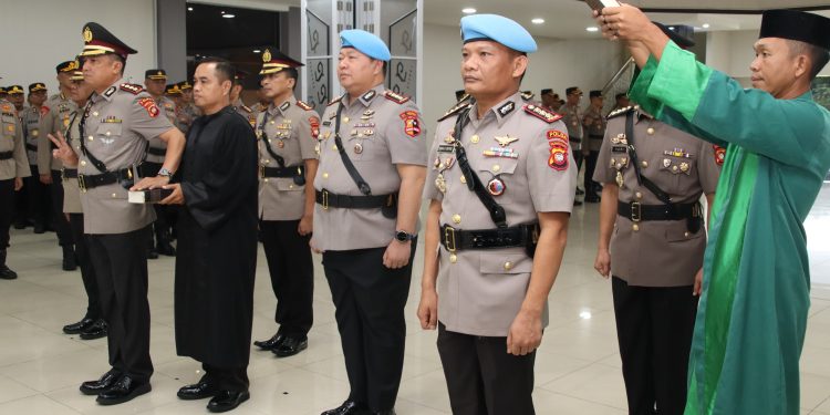 Upacara Serah Terima  4(empat) Pejabat Utama Polda Kalbar yg terdiri dari Kabid Humas, Kabid TIK, Kabid Propam dan Dir Lantas Polda Kalbar dilaksanakan di Aula Balai Kemitraan Mapolda Kalbar