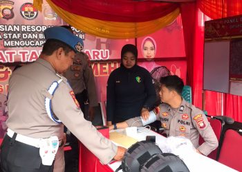 Satgas Dokes Ops Liong Kapuas 2025 Lakukan Pengecekan Tensi kepada Anggota Pos Pam Liong Kapuas di Jalan Gajah Mada dalam Perayaan Imlek