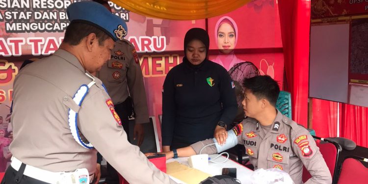 Satgas Dokes Ops Liong Kapuas 2025 Lakukan Pengecekan Tensi kepada Anggota Pos Pam Liong Kapuas di Jalan Gajah Mada dalam Perayaan Imlek