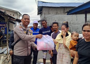 Bhabinkamtibmas Kelurahan Sungai Beliung dan Lurah Berbagi Bersama Warga Korban Angin Puting Beliung di Jalan Kom Yos Sudarso