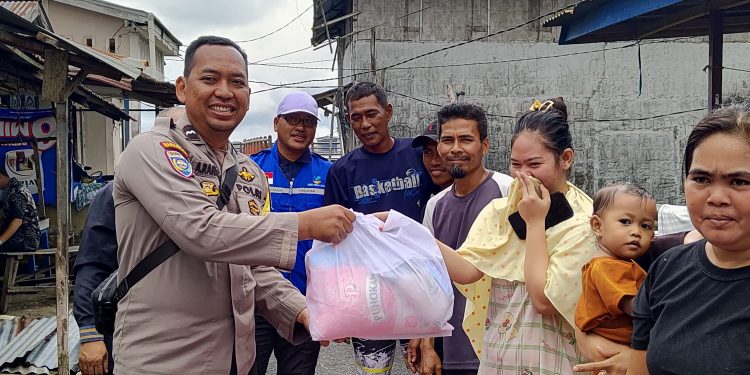 Bhabinkamtibmas Kelurahan Sungai Beliung dan Lurah Berbagi Bersama Warga Korban Angin Puting Beliung di Jalan Kom Yos Sudarso