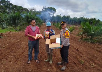 Tingkatkan Ketahanan Pangan, Polsek Jelai Hulu Berikan Bantuan Bibit Jagung Kepada Petani