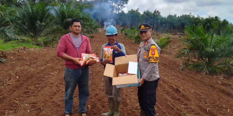 Tingkatkan Ketahanan Pangan, Polsek Jelai Hulu Berikan Bantuan Bibit Jagung Kepada Petani