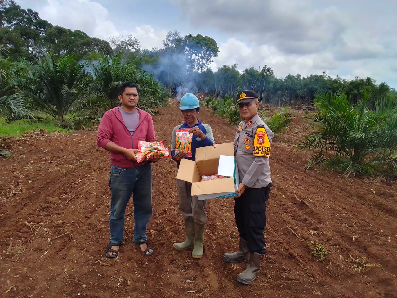 Tingkatkan Ketahanan Pangan, Polsek Jelai Hulu Berikan Bantuan Bibit Jagung Kepada Petani