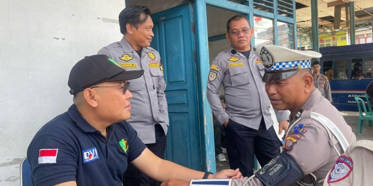 Satgas Banops melalui Subsatgas Dokes Lakukan Pemeriksaan Kesehatan kepada Pengendara Kendaraan dijalan raya dan Personel Ops Keselamatan Kapuas 2025