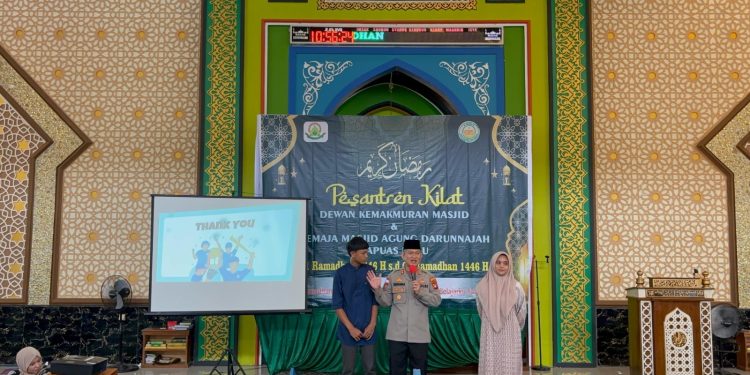 Kapolres Kapuas Hulu Berikan Materi Pengenalan Diri dan Potensi Remaja di Pesantren Kilat Masjid Agung Darunnajah