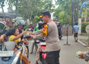 Ramadhan Berkah, Kapolresta Pontianak Bagikan Takjil kepada Warga di Depan Mako Polresta