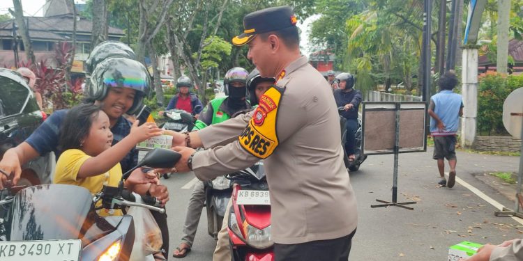 Ramadhan Berkah, Kapolresta Pontianak Bagikan Takjil kepada Warga di Depan Mako Polresta