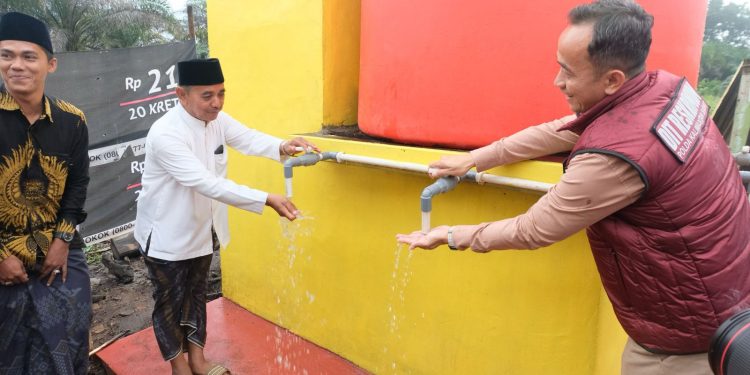 Peduli Masyarakat, Polda Kalbar Berikan Bantuan Fasilitas Air Bersih Berupa Sumur Bor Di Ponpes Darul Amin.