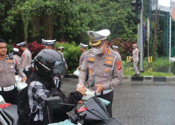 Wujud Kepedulian di Bulan Ramadhan, Ditlantas Polda Kalbar Bagikan Takjil Gratis di Bundaran Tugu Digulis Untan.