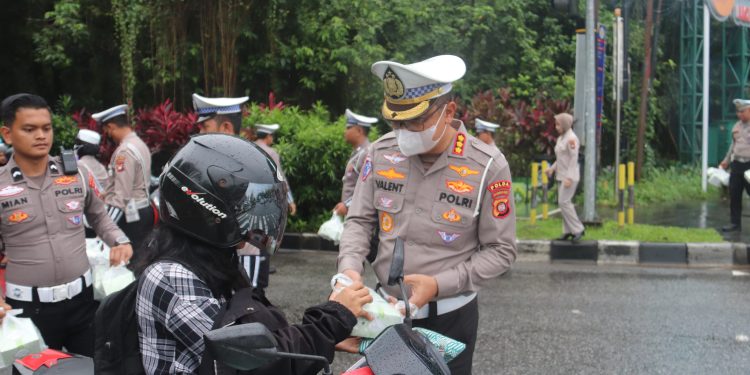 Wujud Kepedulian di Bulan Ramadhan, Ditlantas Polda Kalbar Bagikan Takjil Gratis di Bundaran Tugu Digulis Untan.