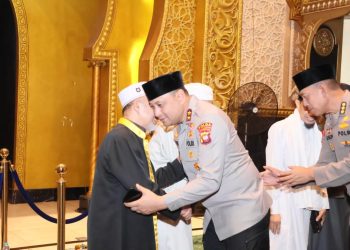 Mempererat Tali Silaturahmi Di Bulan Suci Ramadhan, Kapolda Kalbar Kunjungi Tokoh Ulama Kalbar Dan Imam Besar Masjid Raya Mujahidin Pontianak.