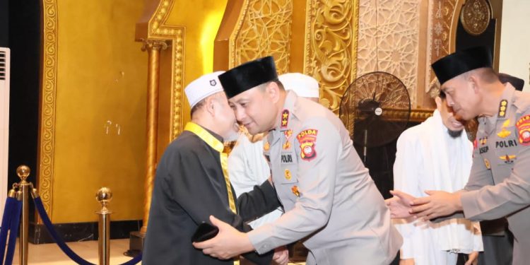 Mempererat Tali Silaturahmi Di Bulan Suci Ramadhan, Kapolda Kalbar Kunjungi Tokoh Ulama Kalbar Dan Imam Besar Masjid Raya Mujahidin Pontianak.