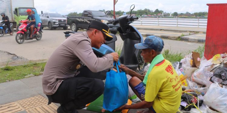 Jumat Berkah, Polres Sintang Wujudkan Kepedulian Berbagi Kepada Yang Membutuhkan