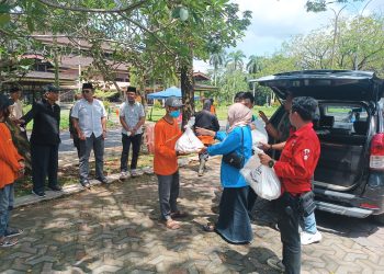 Polda Kalbar dan Mahasiswa Berbagi 200 Paket Sembako untuk Petugas Kebersihan