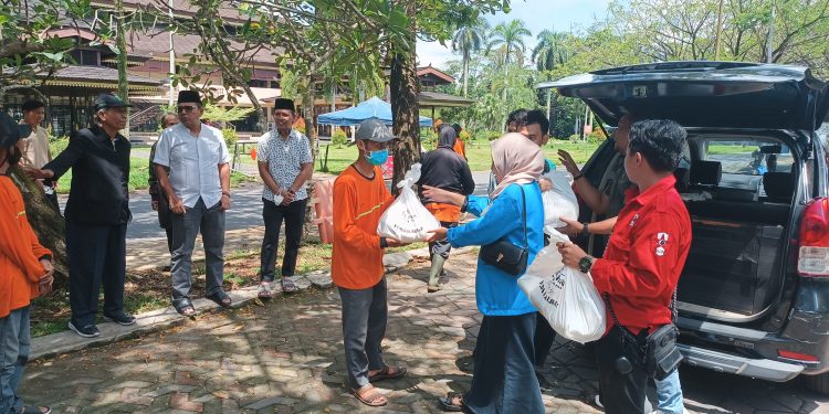 Polda Kalbar dan Mahasiswa Berbagi 200 Paket Sembako untuk Petugas Kebersihan