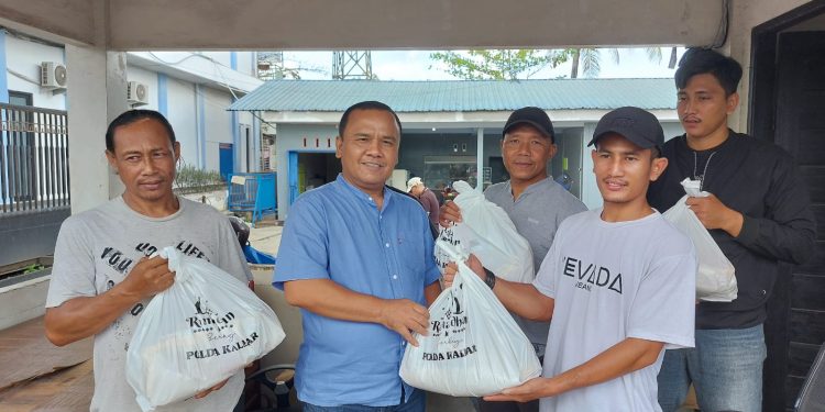 Polda Kalbar Berbagi Keceriaan Ramadhan: 200 Paket Bansos Sembako Disalurkan untuk Buruh Bongkar Muat