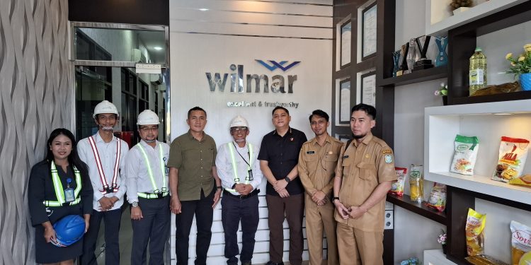 Pengecekan Produksi Minyak Goreng Jenis Minyak Kita di PT. Wilmar Cahaya Indonesia Tbk