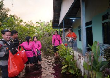 Peduli Korban Banjir, Kapolda Kalbar dan Ketua PD Bhayangkari Polda Kalimantan Barat, Gerak cepat Salurkan Bantuan
