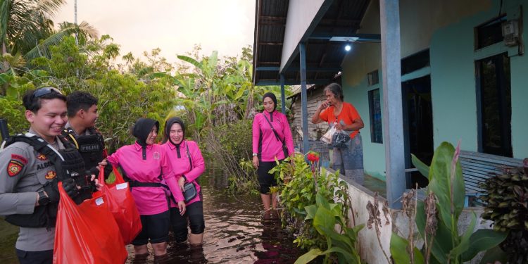 Peduli Korban Banjir, Kapolda Kalbar dan Ketua PD Bhayangkari Polda Kalimantan Barat, Gerak cepat Salurkan Bantuan