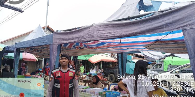 Polsek Jongkong Lakukan Pengamanan Pasar Juadah di Dermaga Desa Jongkong Pasar