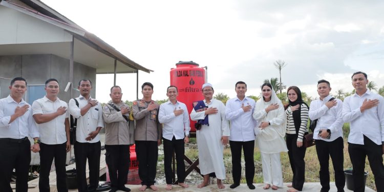 Baksos POLDA KALBAR PEDULI: Penyerahan Bantuan kepada Ponpes Darul Hijrah Azzahra