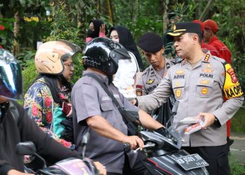Gandeng Tokoh Masyarakat, Polresta Pontianak Bagikan 10.000 Paket Takjil Gratis di Bundaran Degulis Untan