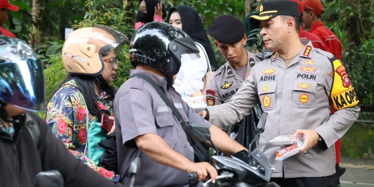 Gandeng Tokoh Masyarakat, Polresta Pontianak Bagikan 10.000 Paket Takjil Gratis di Bundaran Degulis Untan