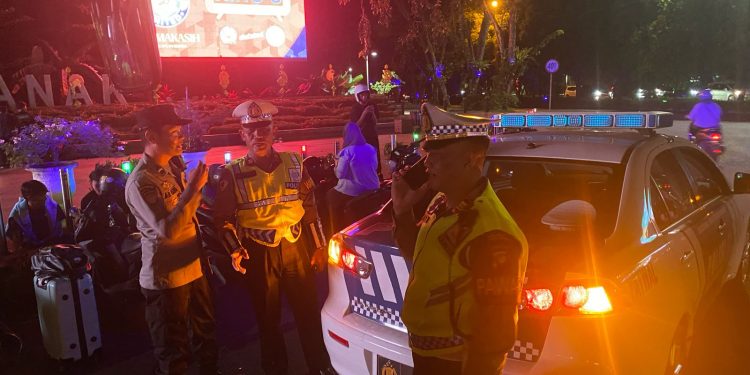 Operasi Ketupat Kapuas 2025 Polresta Pontianak Berikan Pengawalan Kepada Bus Yang membawa Kendaraan Pemudik