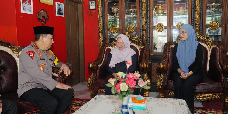 Momen Hangat Kapolri Kunjungi Keluarga AKP Anm Lusiyanto, Ungkap Dukacita Mendalam