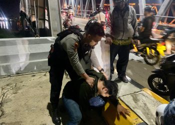 Aksi Heroik Bripda Heru dan Bripda Haikal Gagalkan Percobaan Bunuh Diri di Jembatan Tol Kapuas Pontianak.