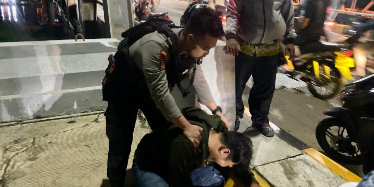 Aksi Heroik Bripda Heru dan Bripda Haikal Gagalkan Percobaan Bunuh Diri di Jembatan Tol Kapuas Pontianak.