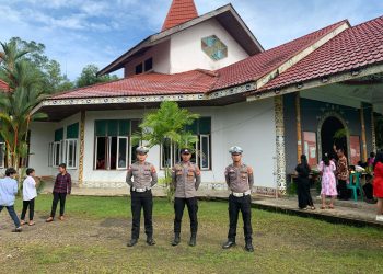 Polsek Entikong Amankan Ibadah Minggu Palma, Wujud Nyata Hadirnya Polri di Tengah Umat