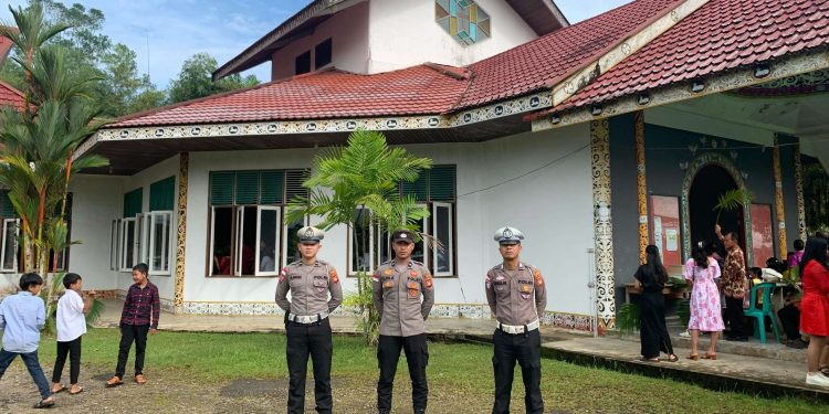 Polsek Entikong Amankan Ibadah Minggu Palma, Wujud Nyata Hadirnya Polri di Tengah Umat