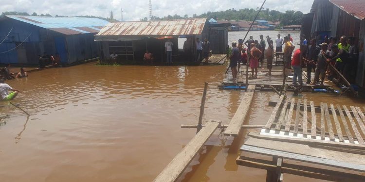 Pelajar Tenggelam di Sungai Kapuas, Polsek Tayan Hilir Tindak Cepat Lakukan Pencarian dan Evakuasi