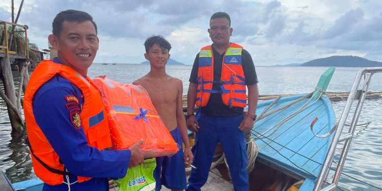 Peduli Nelayan, Polres Bengkayang Salurkan Bantuan dan Edukasi Keselamatan di Pulau Lemukutan