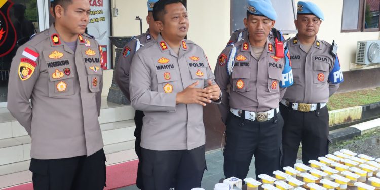 Polres Sambas laksanakan Pemeriksaan Urine Anggota oleh Bidpropam Polda Kalbar