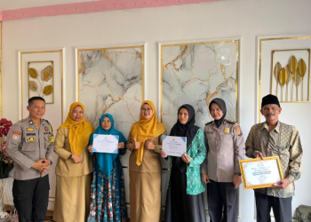 Kanit Binmas Polsek Pontianak Kota AKP Sukatmi Dampingi Penyaluran Bantuan Sarana Pertanian di Jalan Petani