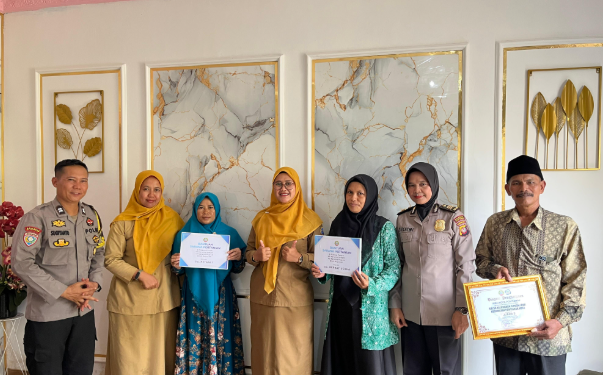 Kanit Binmas Polsek Pontianak Kota AKP Sukatmi Dampingi Penyaluran Bantuan Sarana Pertanian di Jalan Petani