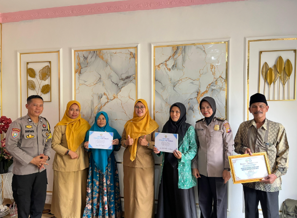 Kanit Binmas Polsek Pontianak Kota AKP Sukatmi Dampingi Penyaluran Bantuan Sarana Pertanian di Jalan Petani