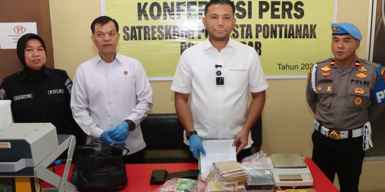 Polresta Pontianak Amankan 47 Batang Emas Ilegal dan 4 Tersangka dalam Penggerebekan
