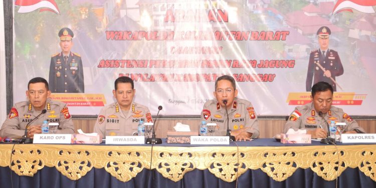 Asistensi Panen Raya Jagung di Sanggau, Wakapolda Kalbar Tekankan Sinergi dan Evaluasi Kinerja