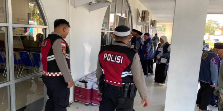 Polres Sanggau Kawal Keberangkatan 105 Jamaah Haji Menuju Pontianak