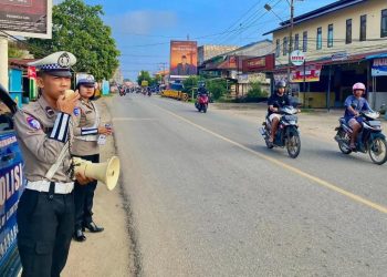 Mobil Patwal Satlantas Polres Sekadau Sekadau Sisir Kota, Imbau Warga Tertib Lalu Lintas