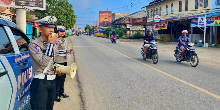 Mobil Patwal Satlantas Polres Sekadau Sekadau Sisir Kota, Imbau Warga Tertib Lalu Lintas