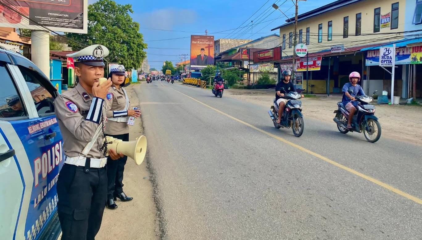 Mobil Patwal Satlantas Polres Sekadau Sekadau Sisir Kota, Imbau Warga Tertib Lalu Lintas