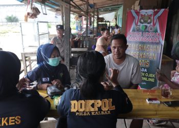 Polri Untuk Masyarakat, Polres Ketapang Gelar Pemeriksaan Kesehatan Gratis Kepada Sopir, Tukang Ojek, Dan Pekerja Di Pelabuhan Sukabangun Ketapang