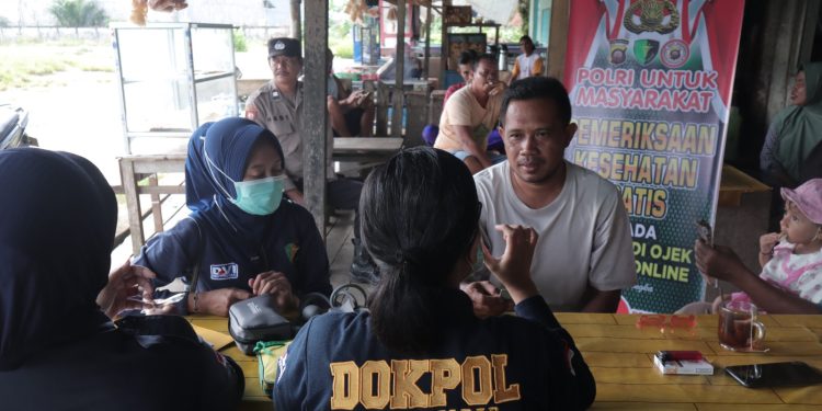 Polri Untuk Masyarakat, Polres Ketapang Gelar Pemeriksaan Kesehatan Gratis Kepada Sopir, Tukang Ojek, Dan Pekerja Di Pelabuhan Sukabangun Ketapang