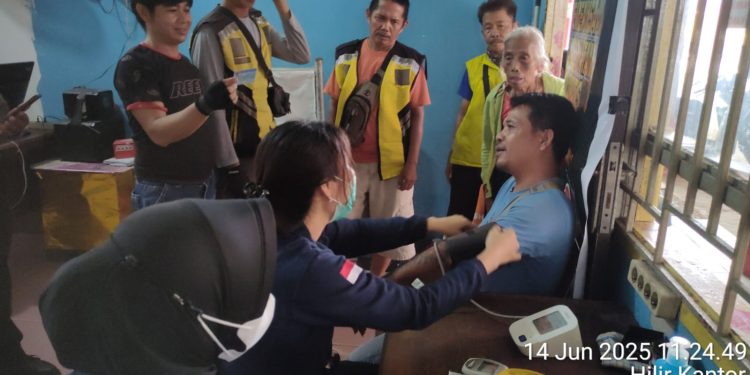 Menyambut HUT Bhayangkara 1Juli“Polres Landak Peduli, Pengemudi Ojol dan Sopir Angkutan Dapat Layanan Kesehatan Gratis”